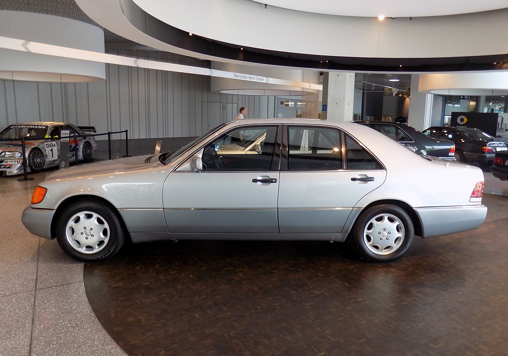 Mercedes-Benz 400 SE