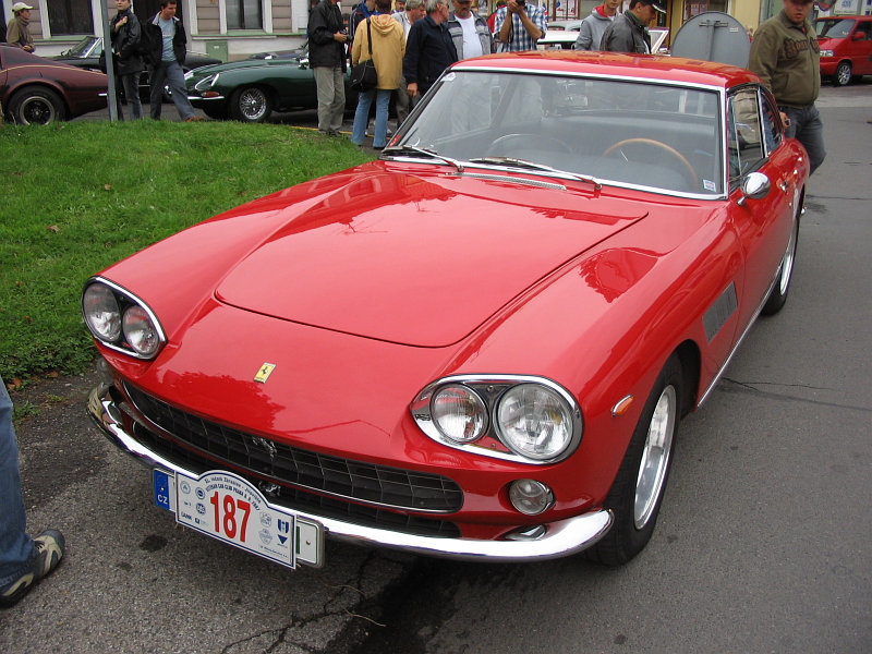  Ferrari 330 GT 2+2