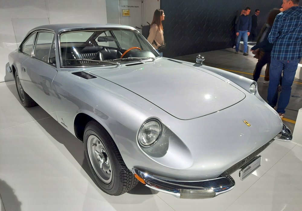  Ferrari 365 GT 2+2