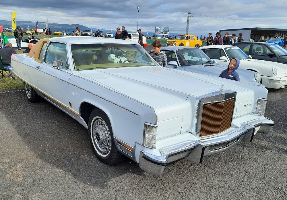  Lincoln Continental Town Coupé
