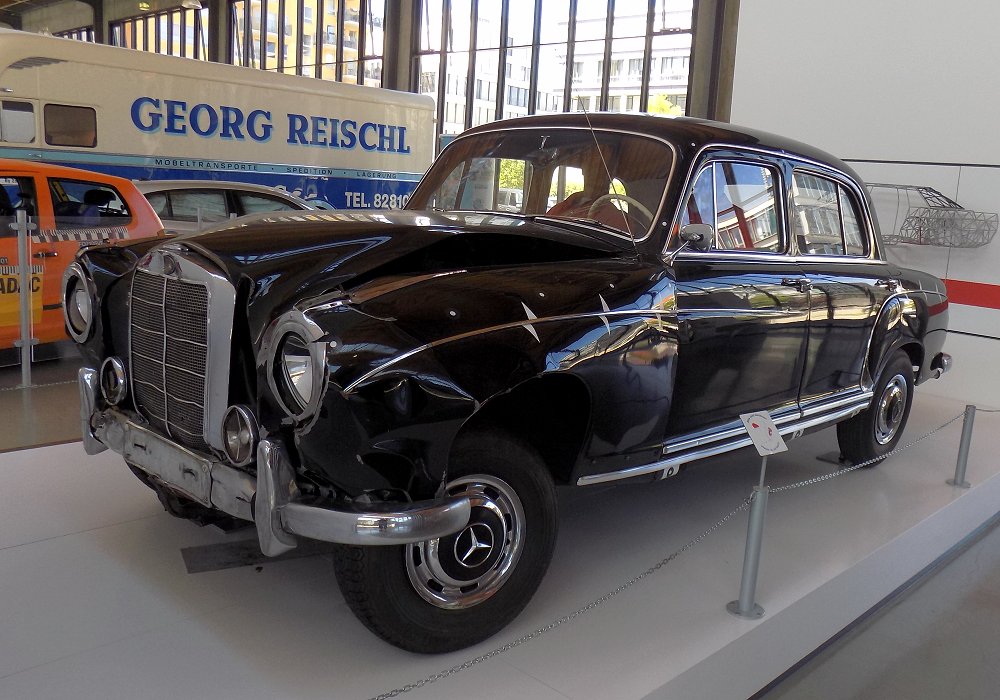 Mercedes-Benz 220 S